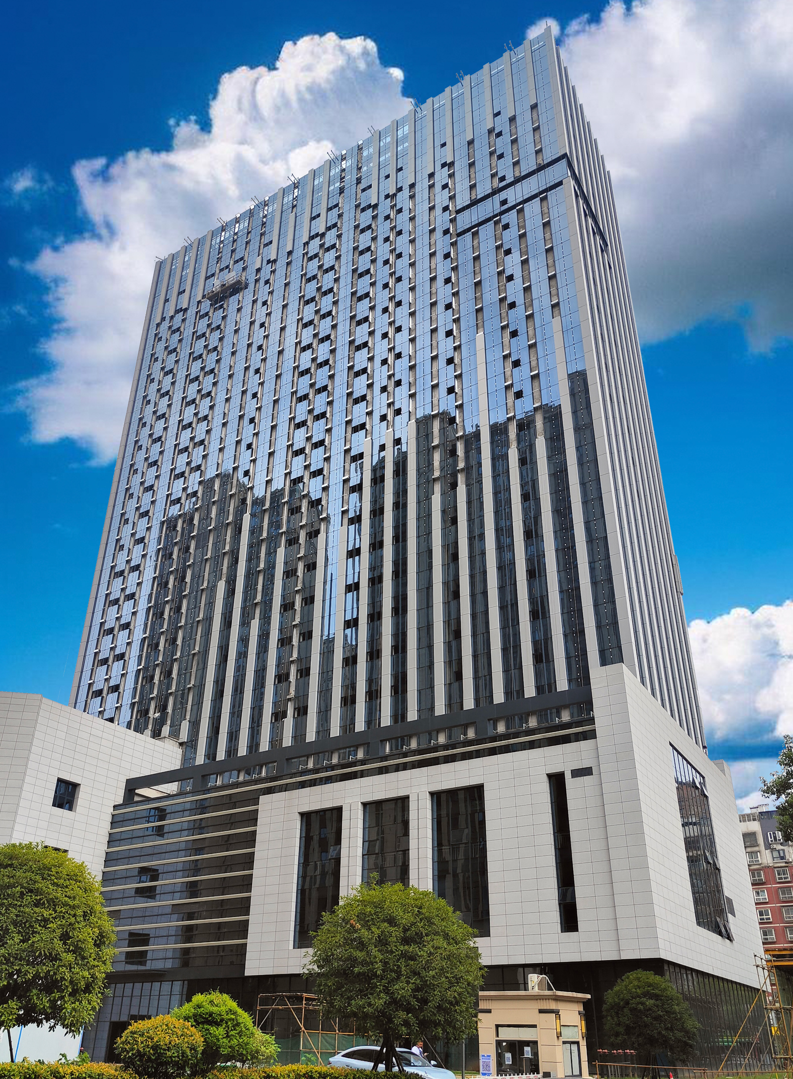 黃(huáng)石市(shì)蘇州路(lù)宏泰廣場(chǎng)5#幕牆工(gōng)程